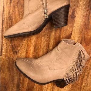 Ankle boots with fringe.